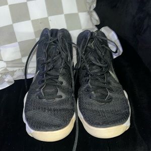 Women’s basketball shoes